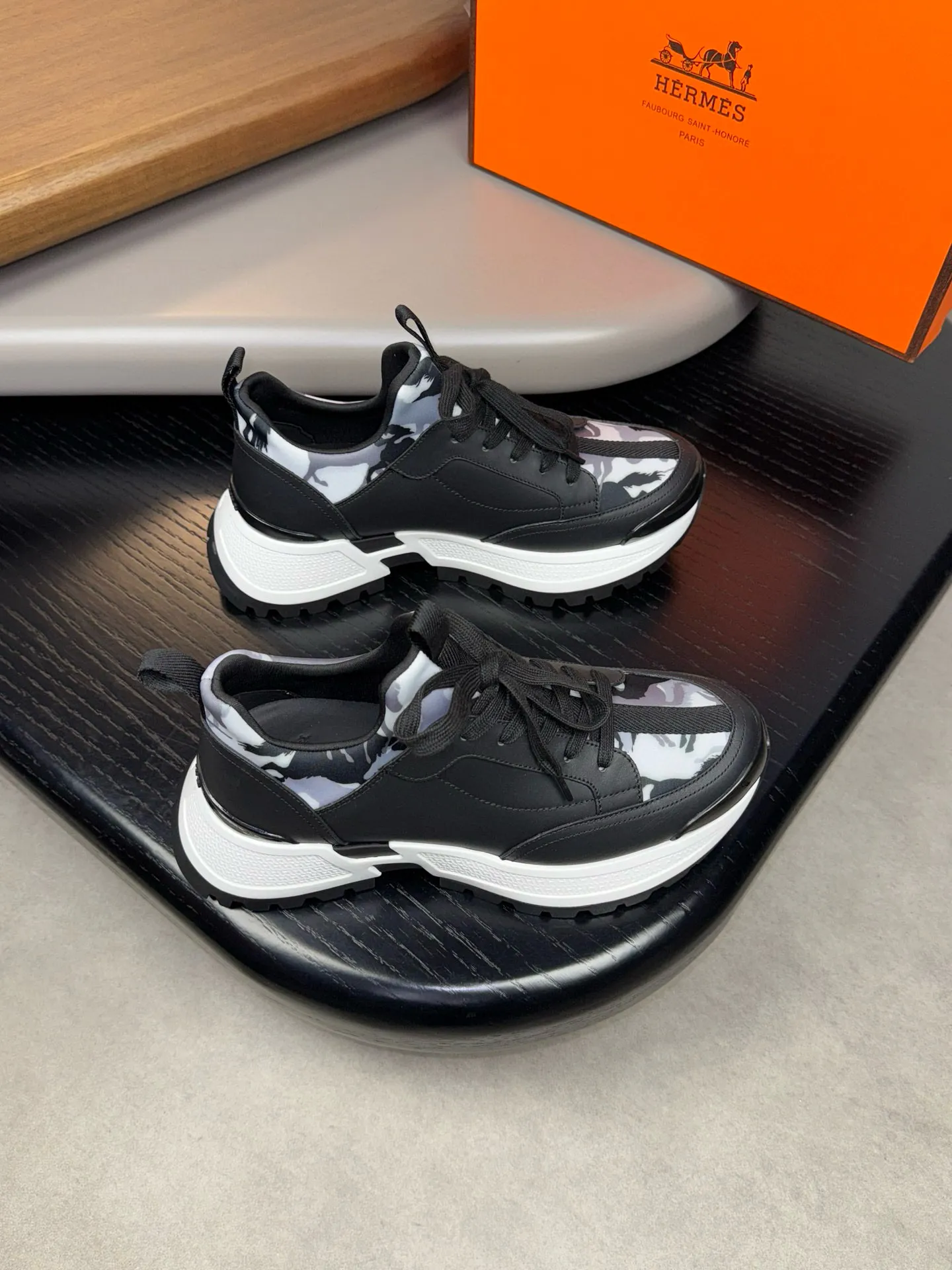 [HERMES] Hermès men's shoes💰560💰 - High-end quality original casual sports shoes - Upper: 🔝Nappa calfskin, high-grade elastic cloth, brand webbing - Lining: elastic cloth, foot pad; water-dyed cowhide - Outsole: ultra-light T men's shoes 💰U foam rubber; two-color molded outsole -Ultra-high quality control and fine workmanship: outstanding (high-end, extravagance, grade) -Size: 39-44 (38, 45, can be customized)